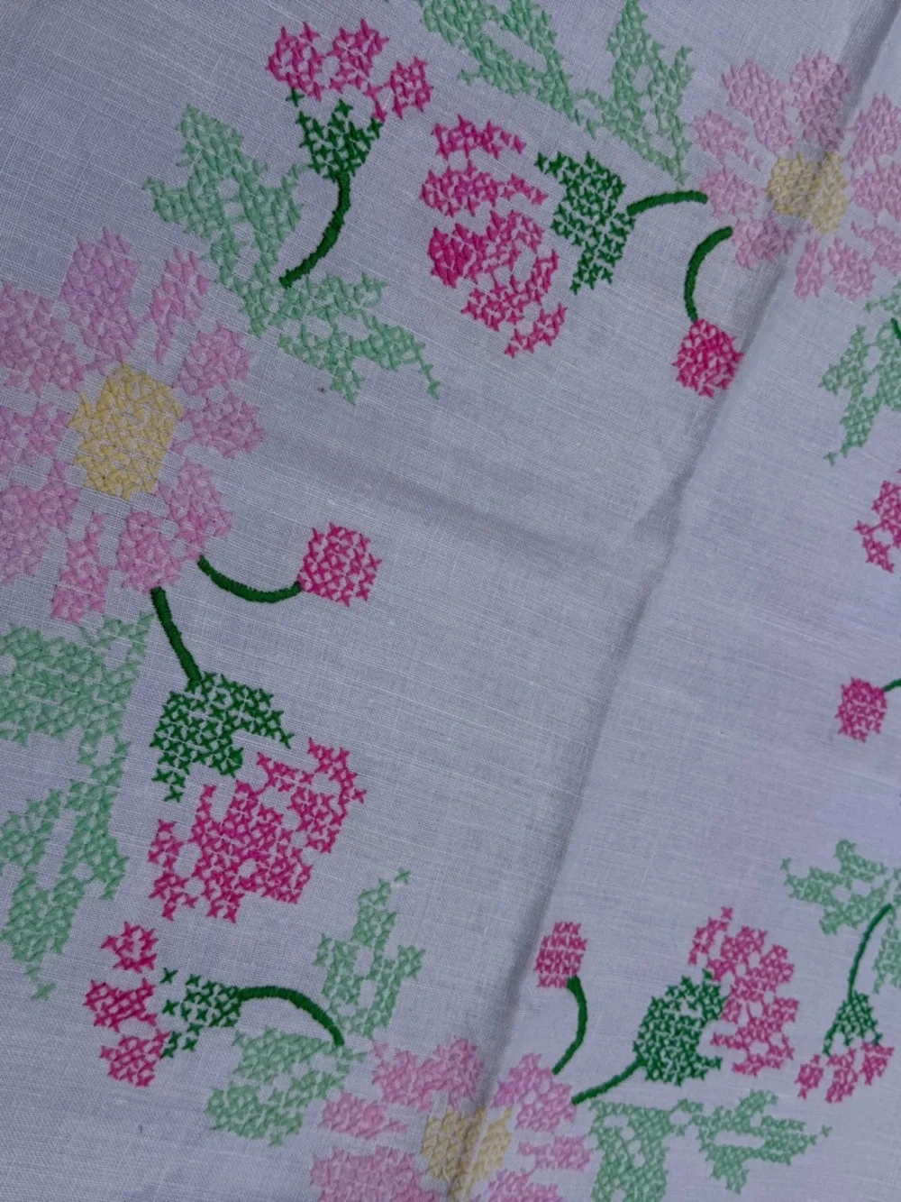 Heirloom Style Hand‎ Embroidered Floral Tablecloth Vintage Cottagecore Scalloped